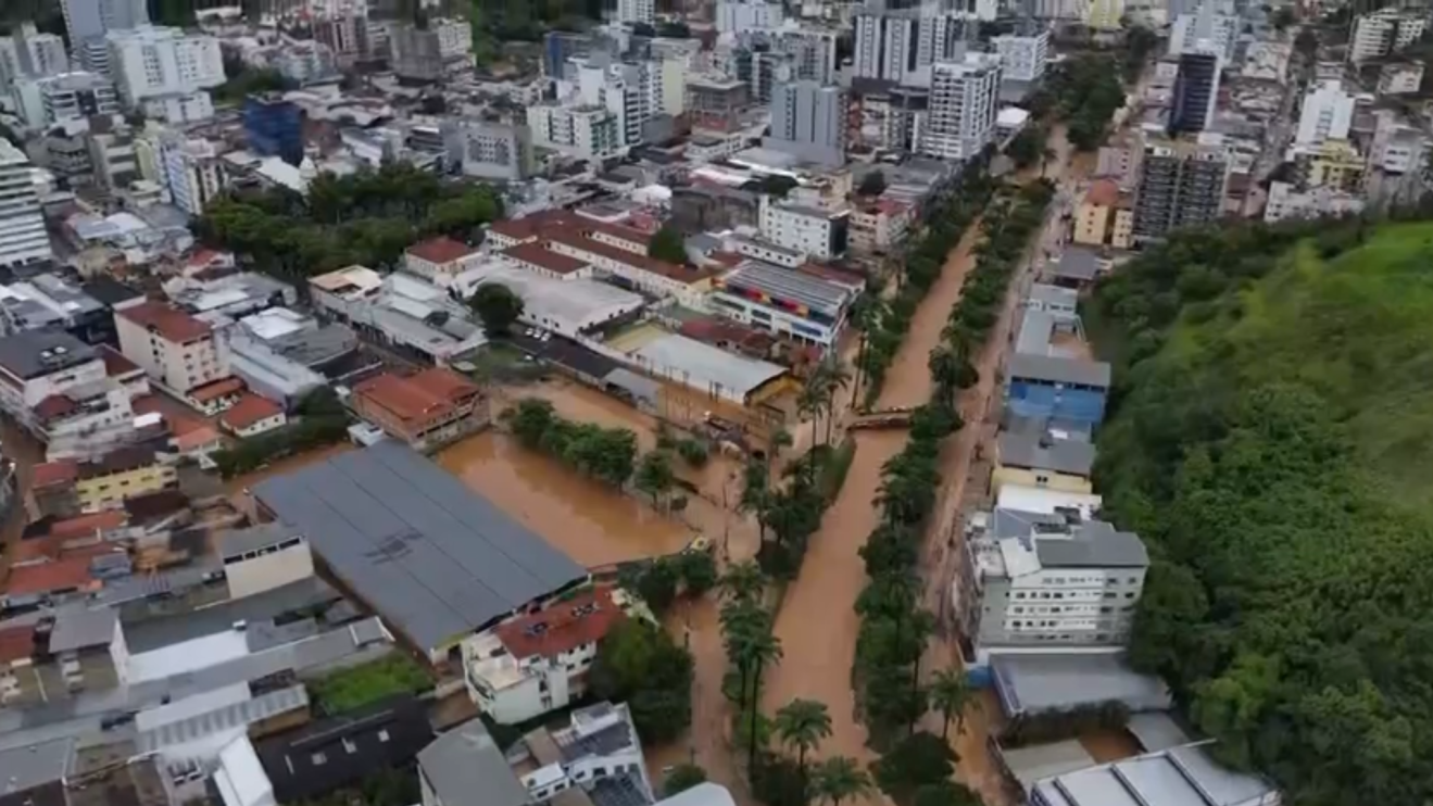 Cidade de Ubá coberta pela água: a negligência do poder público já registra 7 vítimas fatais. Foto: Hélio de Souza