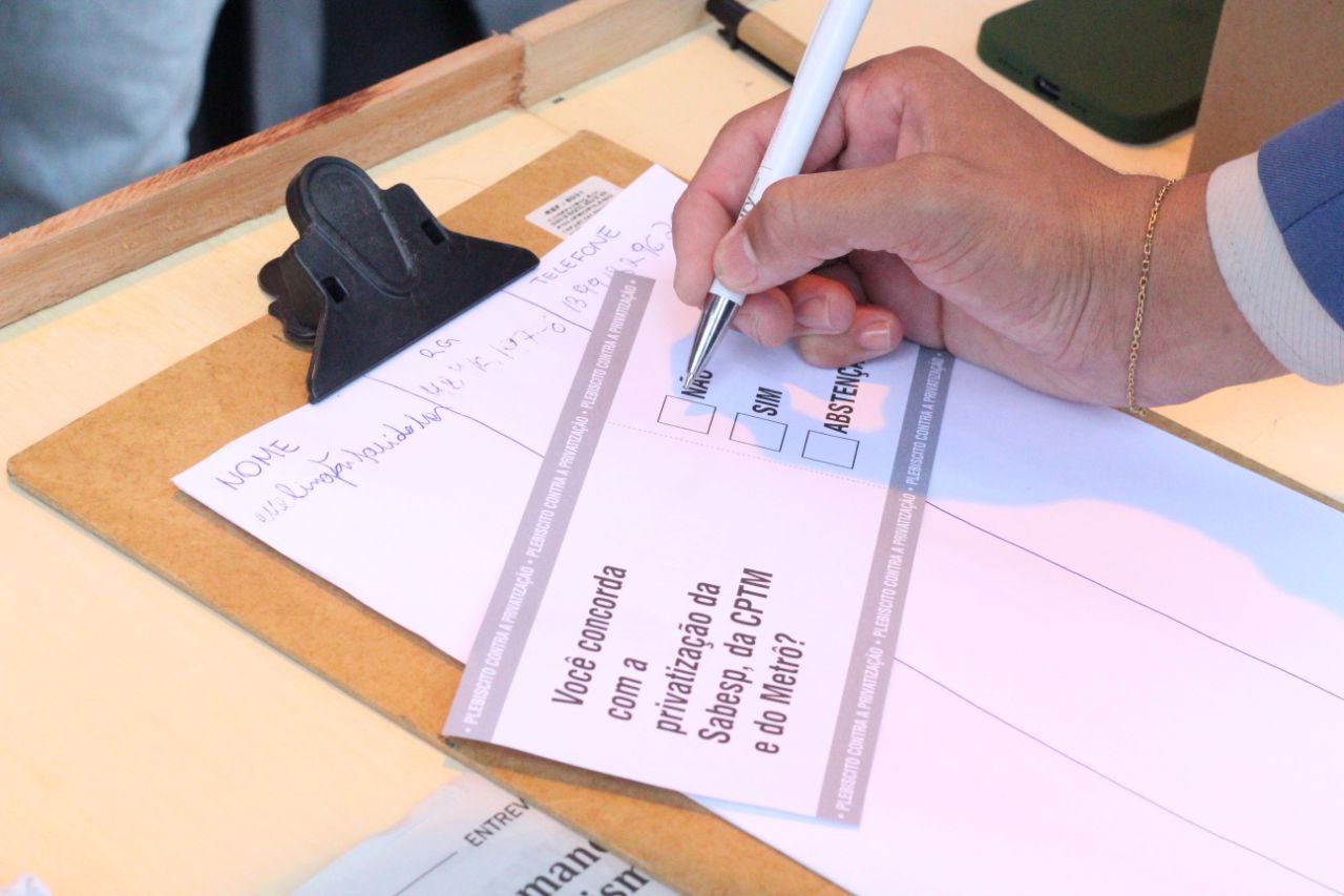 Trabalhadores votam contra privatização da águamem SP (Foto: Laura Passarela)