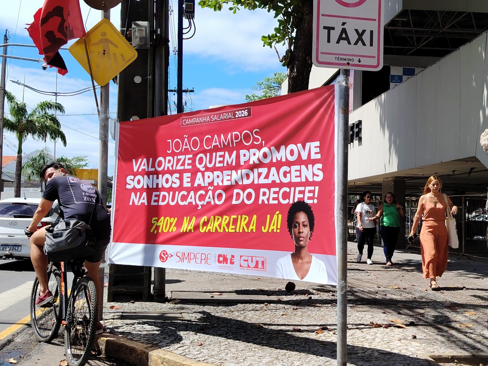 Faixa cobrando valorização dos profissionais da educação. Foto: Jesse Lisboa (JAV/PE)