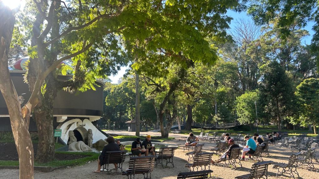 Juventude se reúne no parque para estudo diário de 30 minutos.