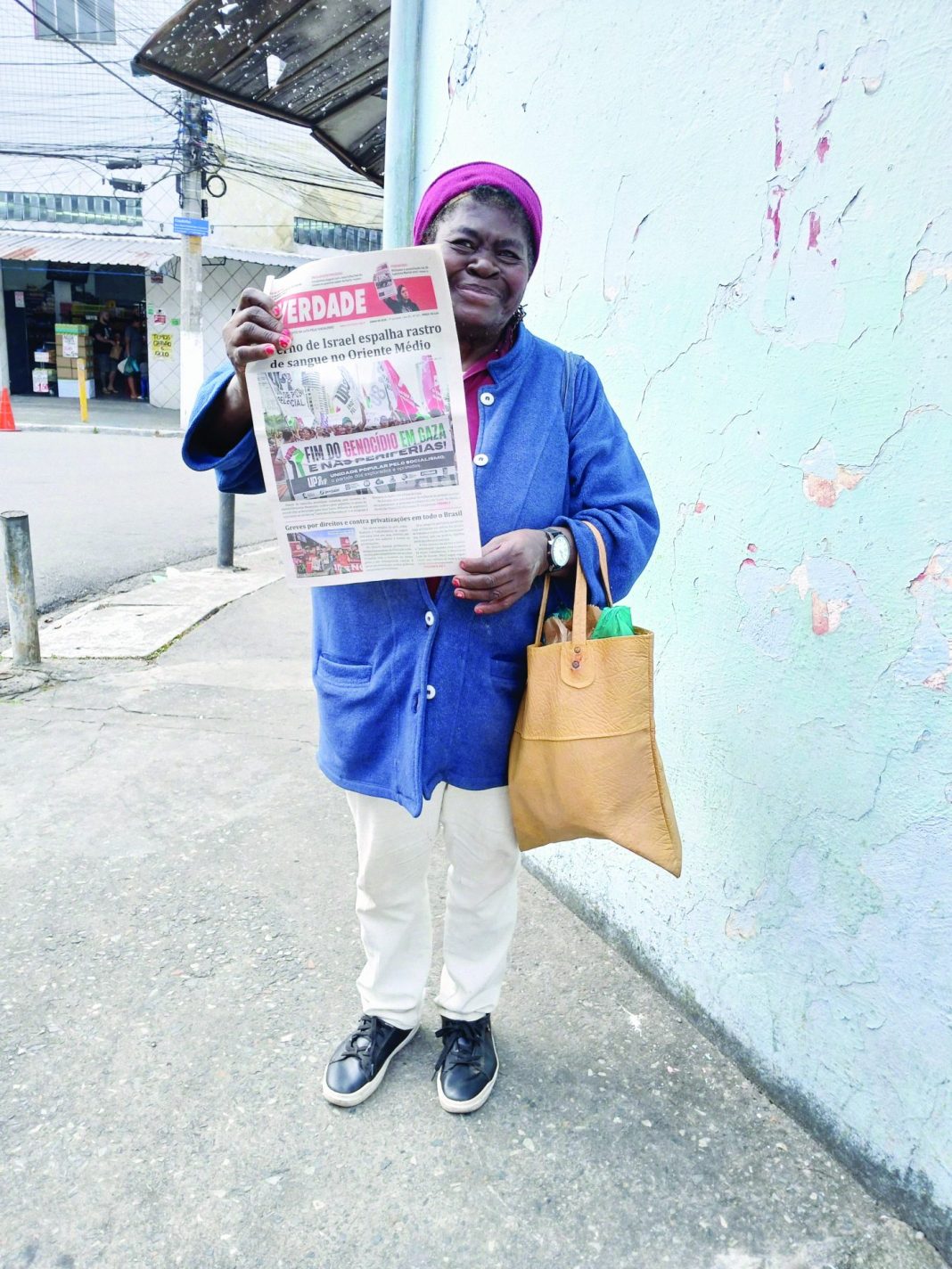 AGITAÇÃO. O jornal é a principal arma do militante do Partido. Foto: JAV/SP