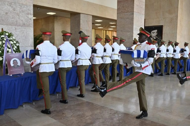 HOMENAGENS. Cerimônia oficial das Forças Armadas de Cuba, em Havana. Foto: GRANMA