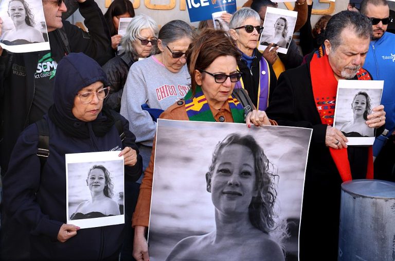 Trump persegue imigrantes e opositores após assassinato de mulher pela polícia dos EUA