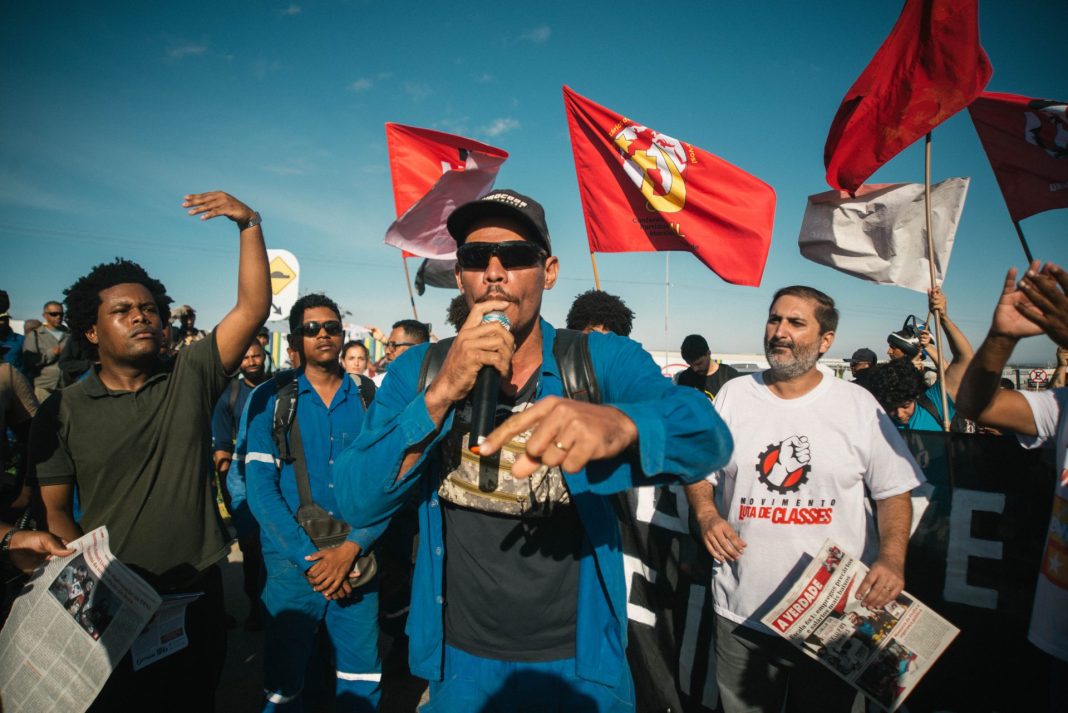 BYD BAHIA. Grande agitação na porta da fábrica, em Camaçari. Foto: Isabella Tanajura (JAV/BA)