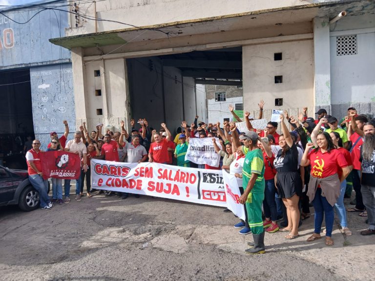 LIMPEZA URBANA. GREVE. Agentes de limpeza na luta pelo salário em dia. Foto: SINDLIMP - PB