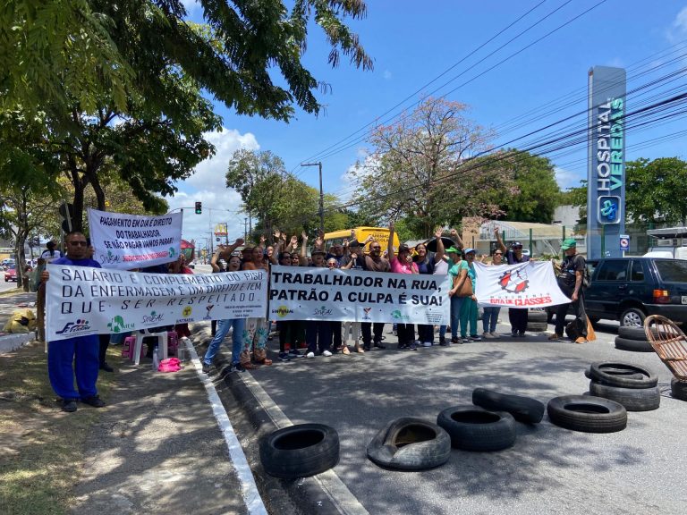 Protesto dos funcionários fecha avenida em Maceió. Foto: Ésio Melo (JAV/AL)