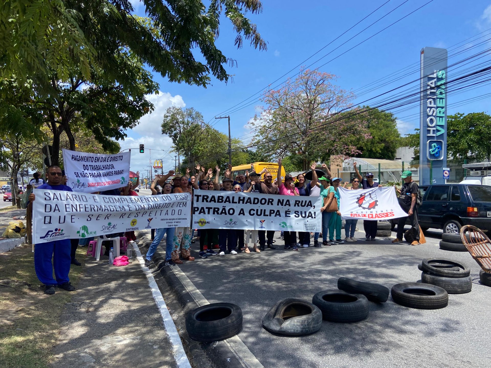 Protesto dos funcionários fecha avenida em Maceió. Foto: Ésio Melo (JAV/AL)