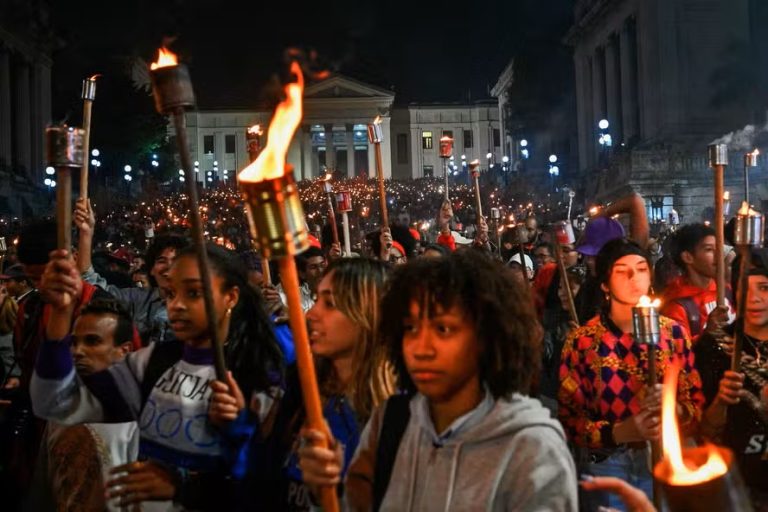 Cuba resiste após 64 anos de bloqueio dos EUA