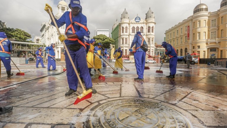 “Enquanto o povo dança, a gente limpa”: a situação da limpeza urbana no Recife
