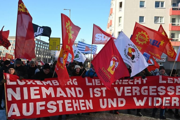 Trabalhadores do mundo se unem: UP Internacional marcha em Berlim na Passeata LLL