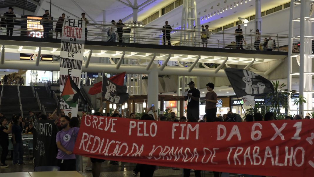 Trabalhadores ocupam shoppings em todo o país para lutar contra a escala 6x1 (foto: Jornal A Verdade