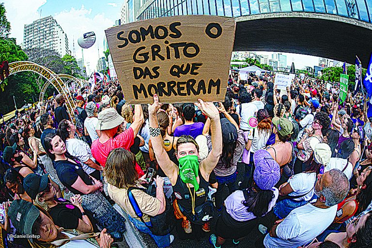 BASTA DE VIOLÊNCIA. Mulheres querem o fim dos feminicídios e uma nova sociedade. Foto: Daniel Leite