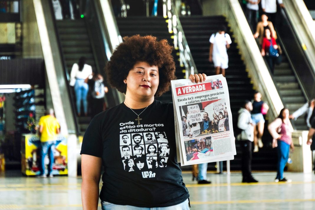 AGITAÇÃO E PROPAGANDA. O jornal é o principal instrumento do militante comunista. Foto: Donavan Sampaio (JAV/DF)
