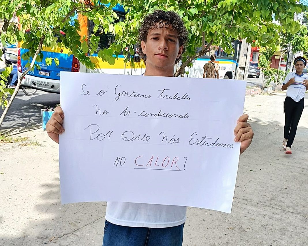 Estudantes do EREM Clotilde de Oliveira protestaram contra o sucateamento da escola. Foto: JAV/PE