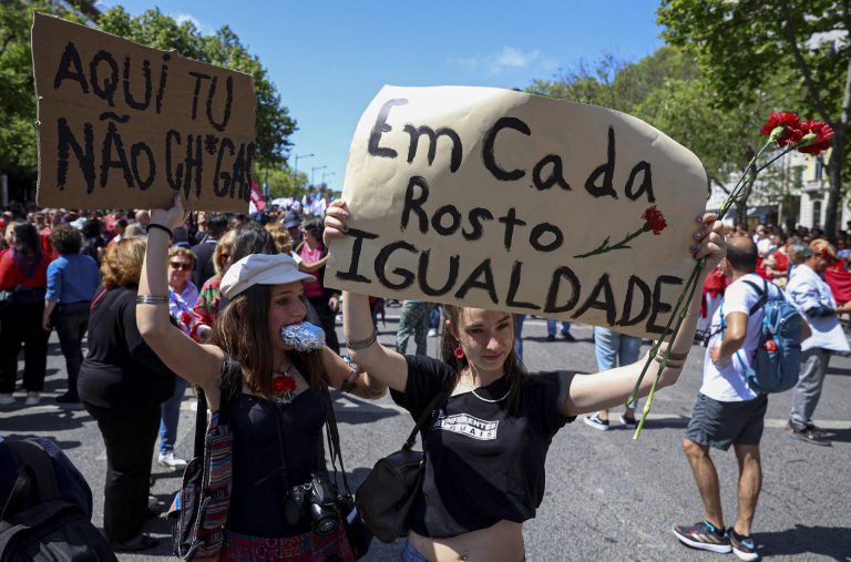 Povo se mobiliza nas ruas nos 52 anos da Revolução dos Cravos em Portugal