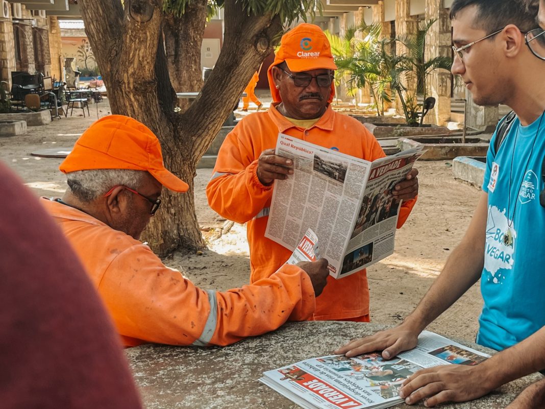 Trabalhadores lendo o Jornal A Verdade(Foto: João Romeu, @romeudeup)