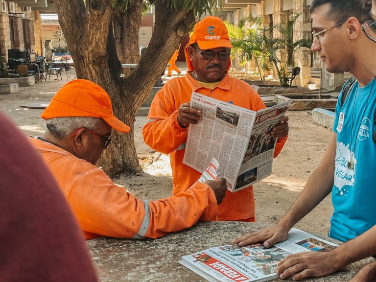 Trabalhadores lendo o Jornal A Verdade(Foto: João Romeu, @romeudeup)