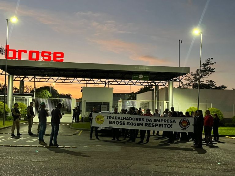 Trabalhadores fazem greve em frente à fábrica enquanto polícia militar defende a propriedade privada. Foto: Julia Marinho