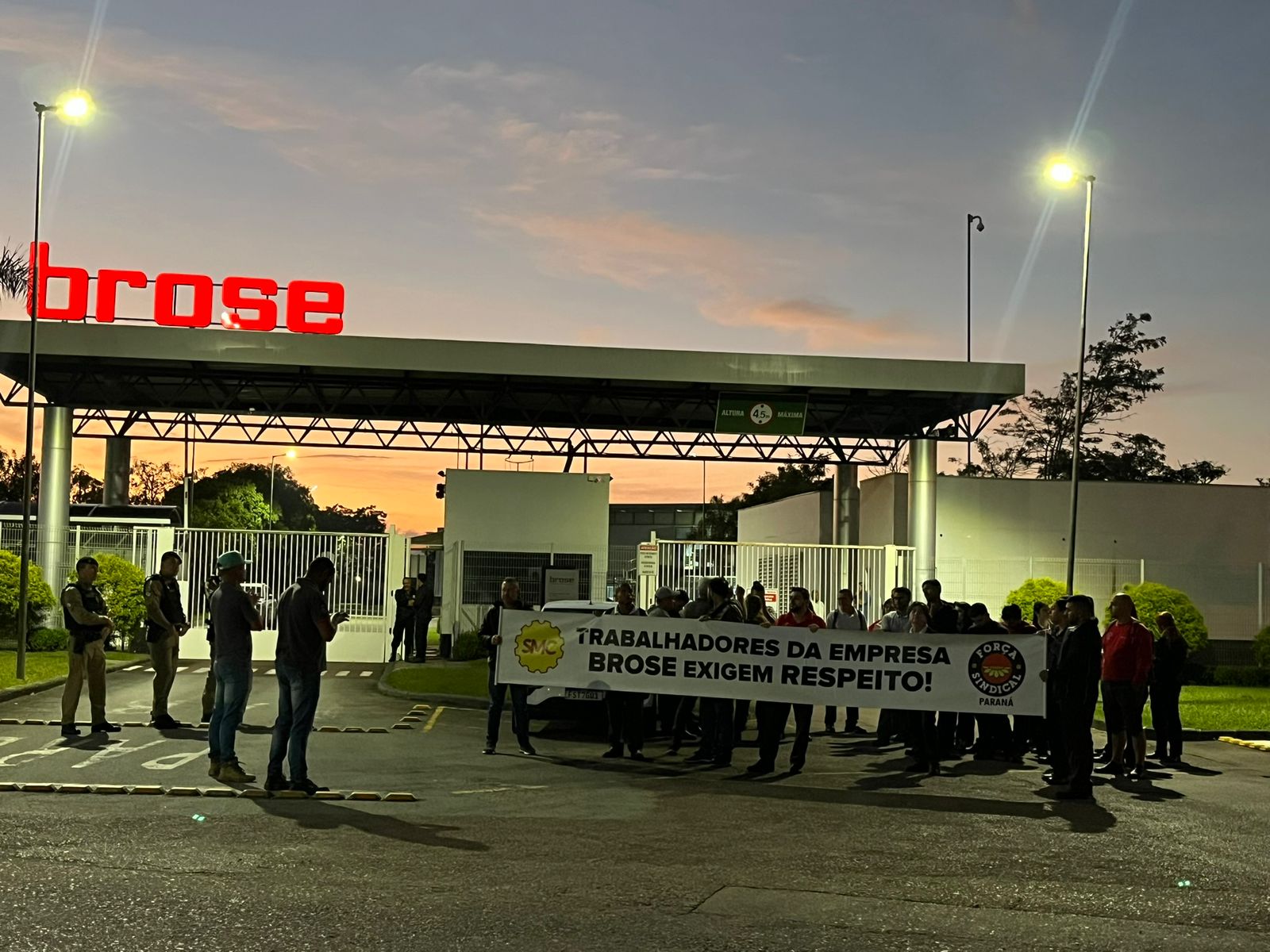 Trabalhadores fazem greve em frente à fábrica enquanto polícia militar defende a propriedade privada. Foto: Julia Marinho