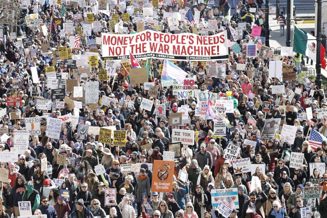 ESTADOS UNIDOS AMÉRICA LATINA. FORA TRUMP. “Dinheiro para o povo, não para a guerra”. Foto: ATS