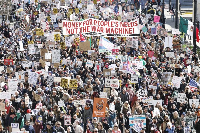 ESTADOS UNIDOS AMÉRICA LATINA. FORA TRUMP. “Dinheiro para o povo, não para a guerra”. Foto: ATS