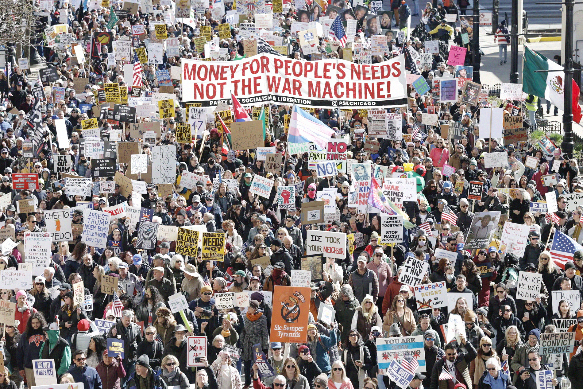 ESTADOS UNIDOS AMÉRICA LATINA. FORA TRUMP. “Dinheiro para o povo, não para a guerra”. Foto: ATS