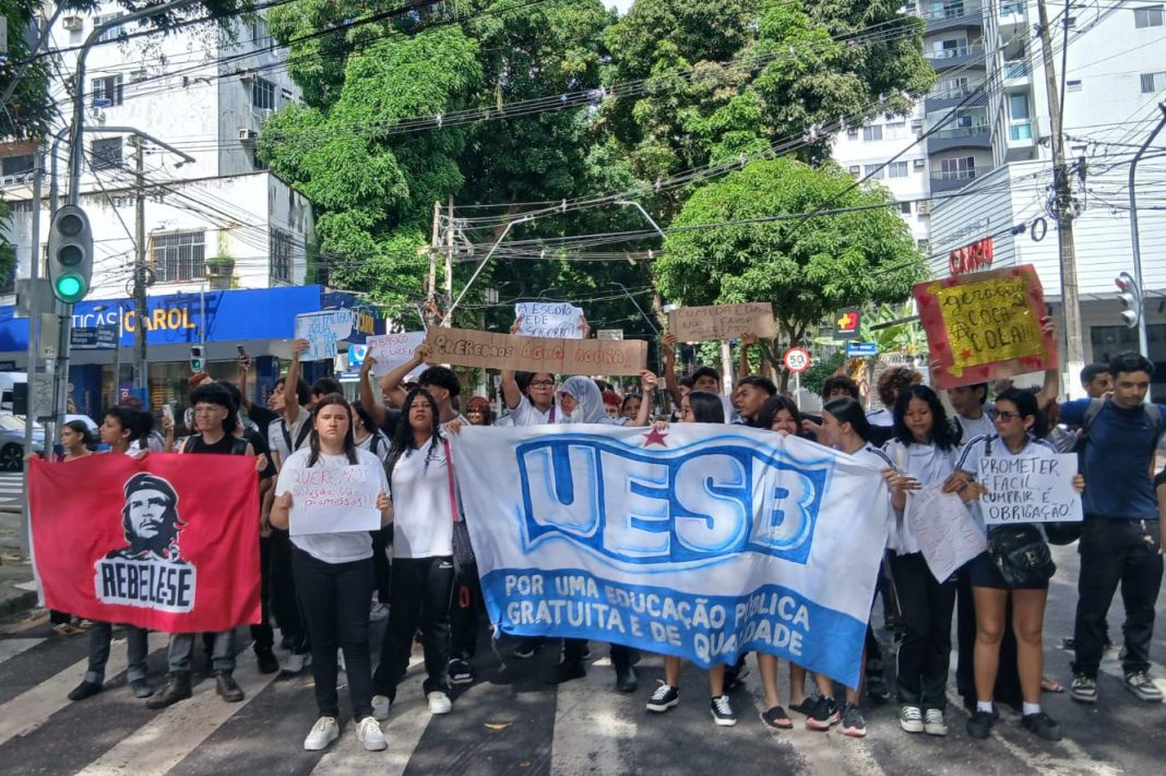 EDSON LUÍS. NAS RUAS. Estudantes exigem educação de qualidade. Foto: UESB