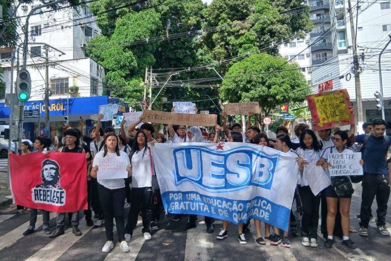 EDSON LUÍS. NAS RUAS. Estudantes exigem educação de qualidade. Foto: UESB